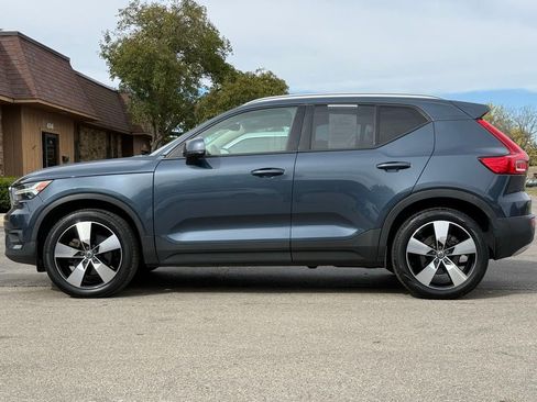 Used 2021 Volvo XC40 T5 Momentum w/ Premium Package image 2