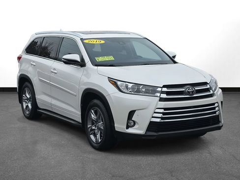 Certified 2019 Toyota Highlander Limited Platinum image 3