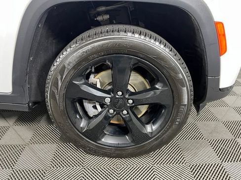 Used 2022 Jeep Grand Cherokee L Limited w/ Black Appearance Package AWD/4WD image 9