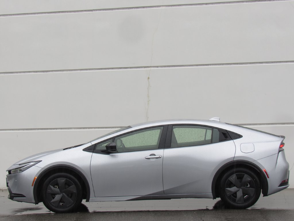 Certified 2025 Toyota Prius LE FWD image 4