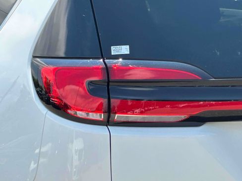 Used 2023 Chrysler Pacifica Limited w/ Uconnect Theater Family Group FWD image 9