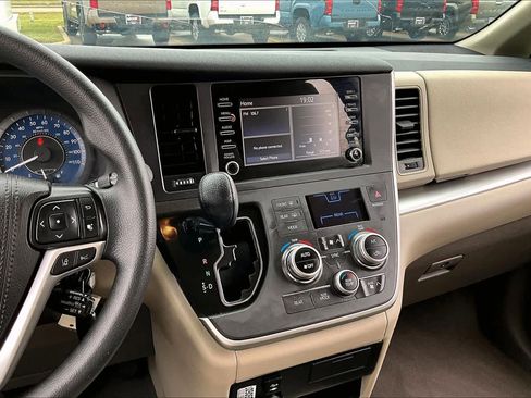 Used 2020 Toyota Sienna L image 6