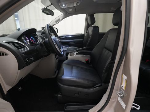 Used 2014 Chrysler Town & Country Touring w/ Driver Convenience Group FWD image 7