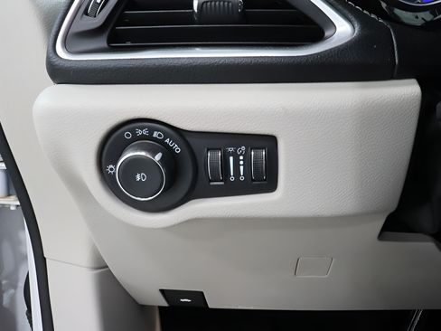 Used 2023 Chrysler Pacifica Limited AWD/4WD image 19