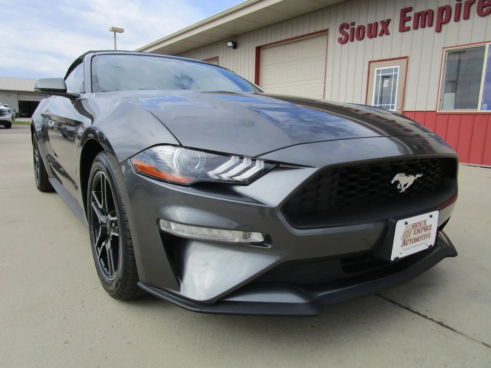 Used 2018 Ford Mustang Premium RWD image 3