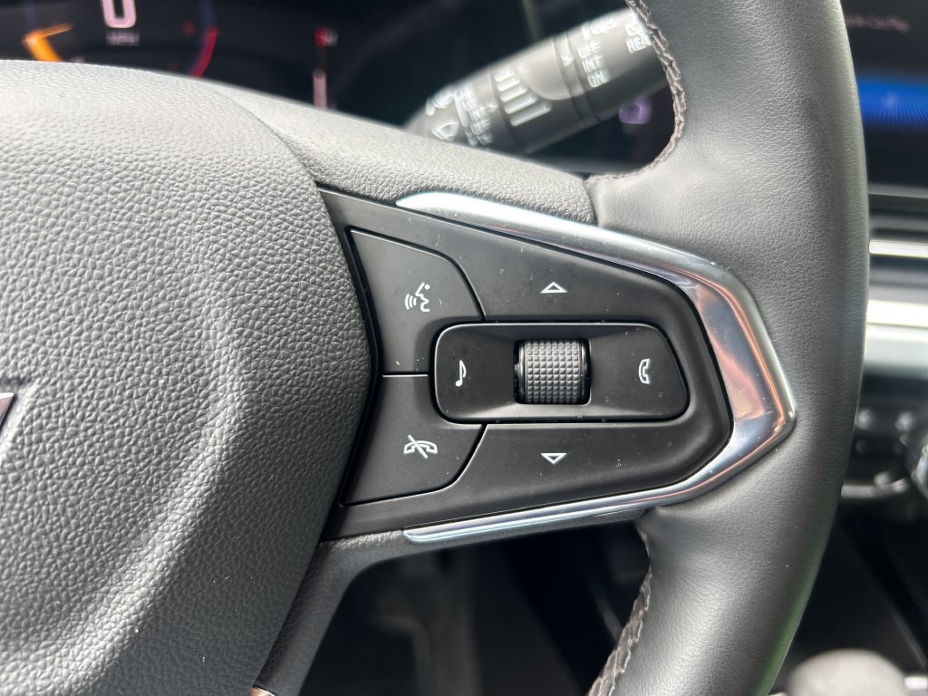Used 2024 Chevrolet Trax LT w/ LT Convenience Package FWD image 24
