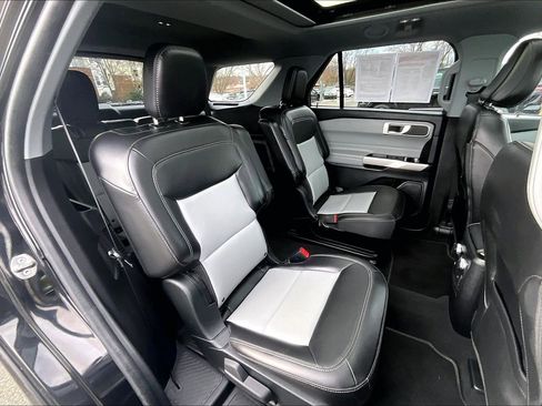 Used 2022 Ford Explorer XLT w/ Equipment Group 202A image 25