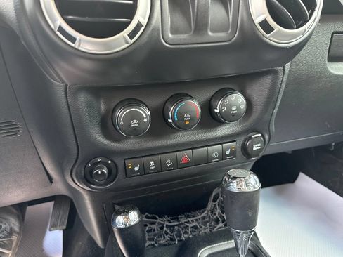 Used 2016 Jeep Wrangler Rubicon w/ Power Convenience Group AWD/4WD image 32