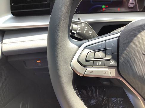 New 2025 Volkswagen Tiguan SE image 27