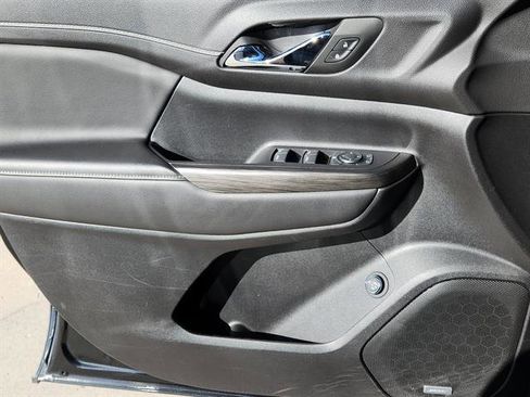 Used 2023 GMC Acadia SLT image 7