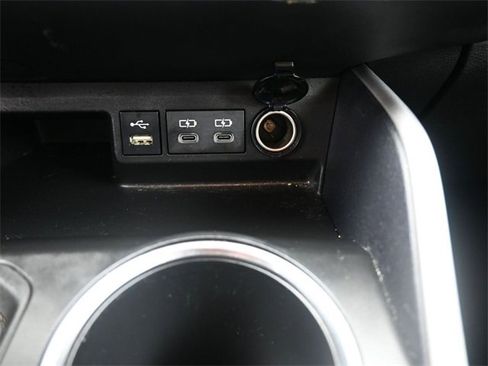 Used 2022 Toyota Highlander XLE image 3