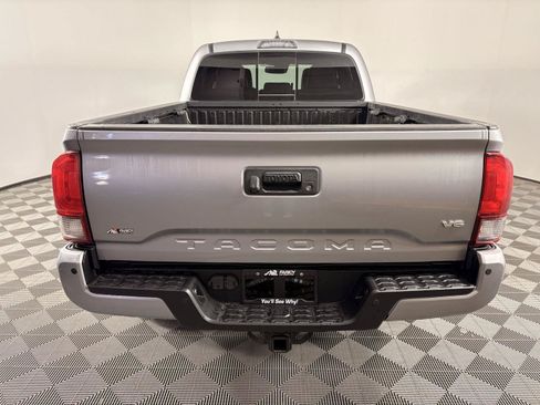 Used 2019 Toyota Tacoma TRD Off-Road w/ TRD Premium Off Road Package AWD/4WD image 4