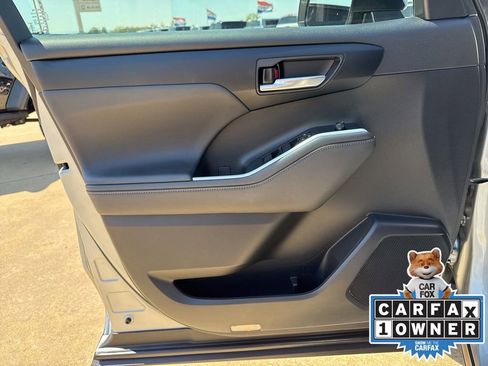 Used 2023 Toyota Highlander XLE image 6