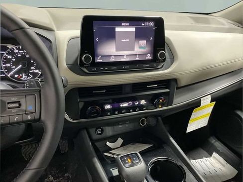 Certified 2025 Nissan Rogue SV image 17