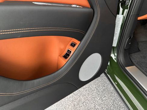 Used 2025 Bentley Bentayga image 14