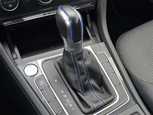 Used 2019 Volkswagen e-Golf SE w/ Driver Assistance Package image 28