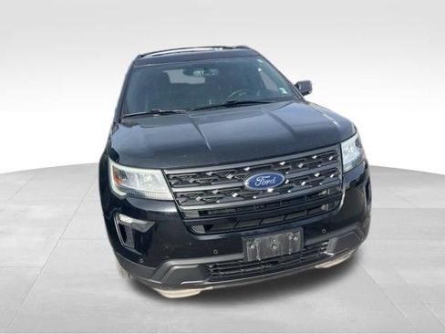 Used 2018 Ford Explorer XLT w/ Equipment Group 202A image 4