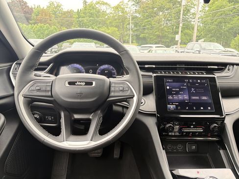 Used 2023 Jeep Grand Cherokee Laredo w/ Luxury Tech Group I AWD/4WD image 13