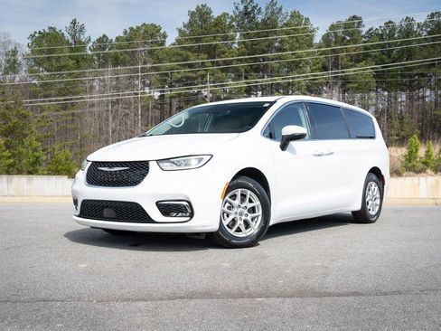 Used 2023 Chrysler Pacifica Touring-L FWD image 1