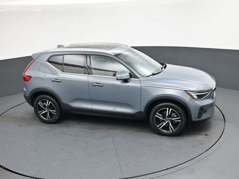 Used 2023 Volvo XC40 B4 Plus image 25