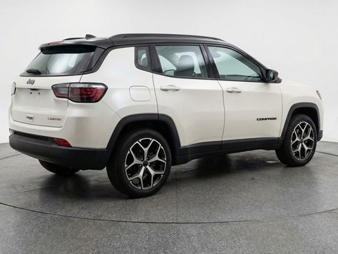 Used 2025 Jeep Compass Limited image 9