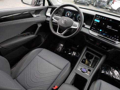Certified 2025 Volkswagen Tiguan SE AWD/4WD image 9