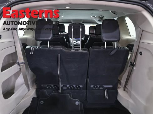 Used 2023 Chrysler Pacifica Touring-L FWD image 9