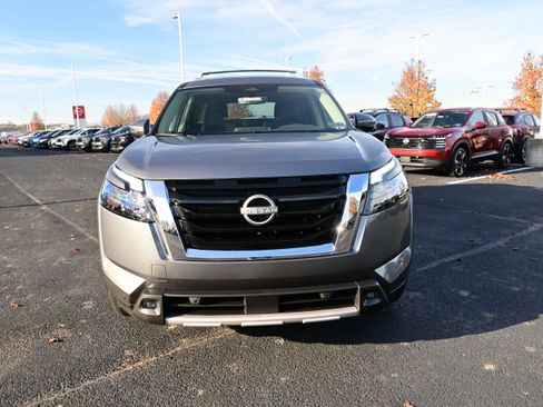 New 2025 Nissan Pathfinder SL image 3