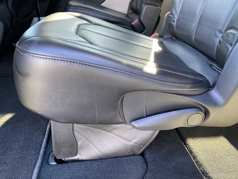 Used 2023 Chrysler Pacifica Touring-L image 31