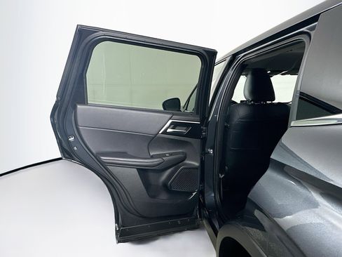 Used 2025 Mitsubishi Outlander SE image 26