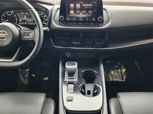 Used 2021 Nissan Rogue SV w/ Premium Package image 12