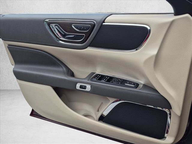 Used 2017 Lincoln Continental Select w/ Climate Package FWD image 9