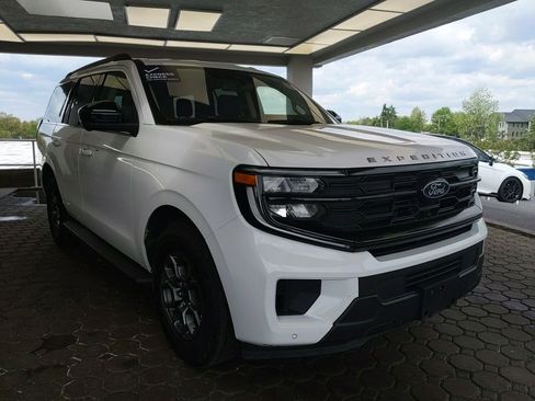 Used 2025 Ford Expedition Active AWD/4WD image 4