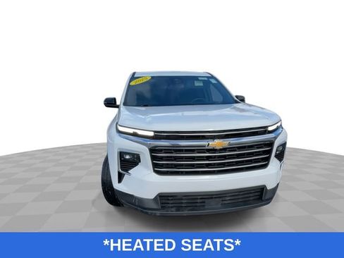 Used 2025 Chevrolet Traverse LT image 4