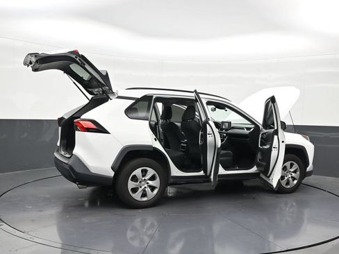 Used 2020 Toyota RAV4 LE FWD image 31