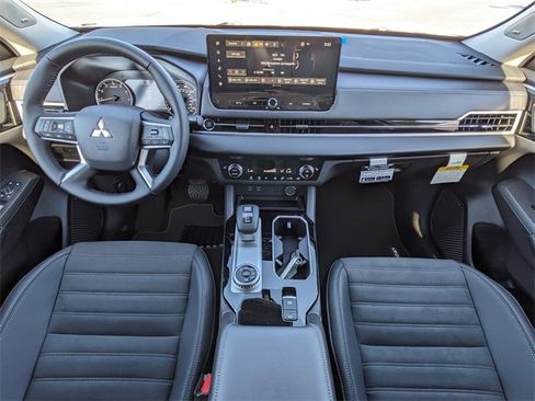 New 2025 Mitsubishi Outlander SE image 16