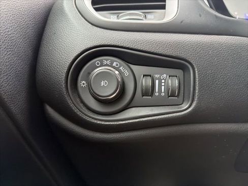 Used 2020 Jeep Renegade Latitude w/ Cold Weather Group image 21