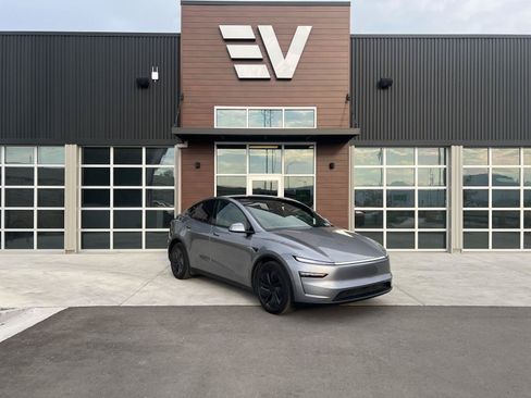 Used 2026 Tesla Model Y Long Range RWD image 1