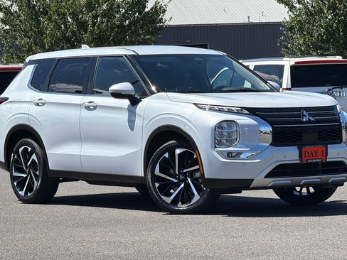 Used 2024 Mitsubishi Outlander SE AWD/4WD image 2