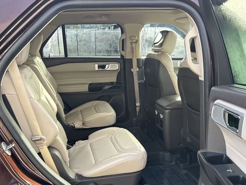 Used 2020 Ford Explorer Platinum w/ Premium Technology Package image 10