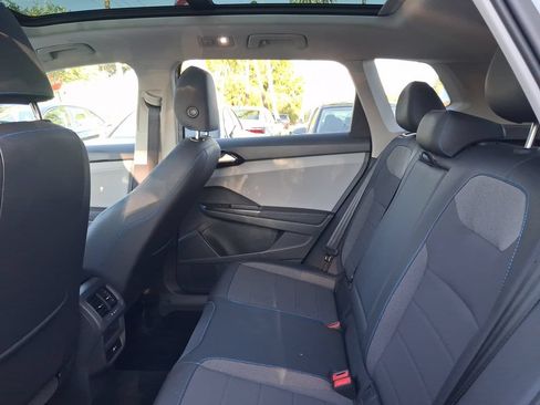 Certified 2024 Volkswagen Taos SE FWD image 8