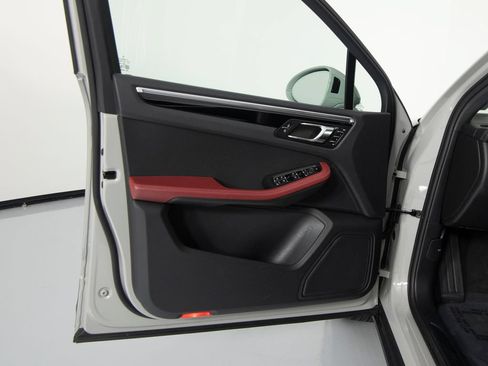 Certified 2025 Porsche Macan AWD/4WD image 19