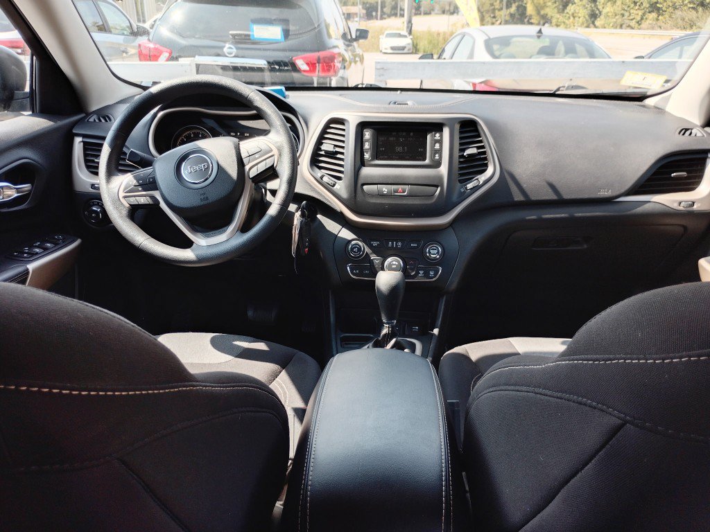Used 2018 Jeep Cherokee Latitude w/ Safety Group FWD image 14
