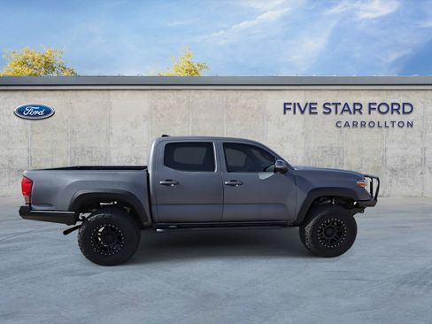 Used 2017 Toyota Tacoma TRD Off-Road w/ Premium & Technology Package image 9