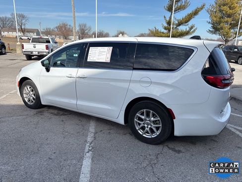 Used 2025 Chrysler Pacifica Select image 22