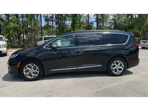 Used 2023 Chrysler Pacifica Limited FWD image 5
