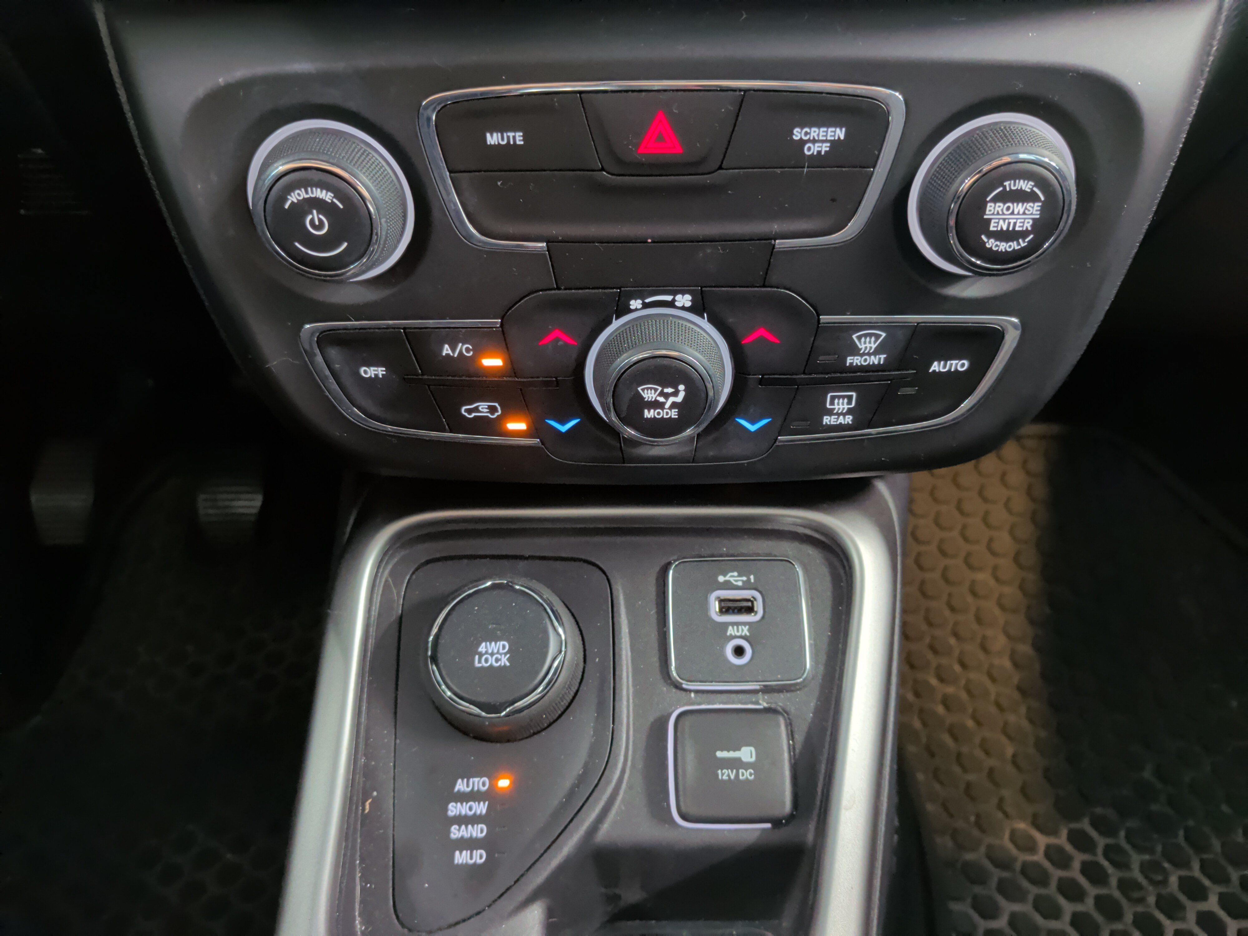 Used 2019 Jeep Compass Latitude w/ Cold Weather Group AWD/4WD image 25