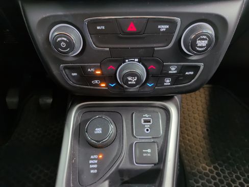 Used 2019 Jeep Compass Latitude w/ Cold Weather Group AWD/4WD image 25