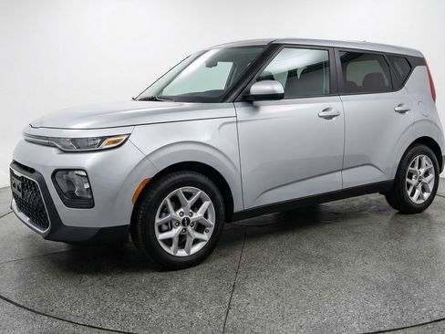 Used 2025 Kia Soul LX w/ LX Technology Package image 3