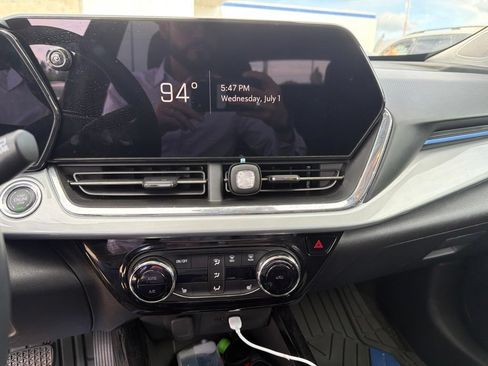 Used 2025 Chevrolet Trax LT w/ Driver Confidence Package FWD image 3